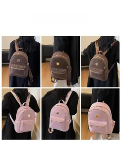 Vue détaillée des mini sacs à dos imprimé léopard en marron et rose avec logo doré
