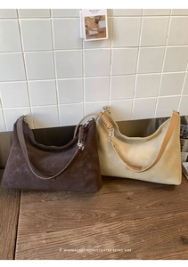 Détail de sacs fourre-tout mats rétro avec poignées gainées de cuir et anneaux en métal