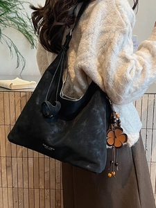 Retro black tote bag in matte leather featuring flower charm and heart-shaped buckle