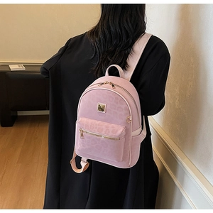 Détail du mini sac à dos rose à motif léopard avec accessoires métalliques dorés