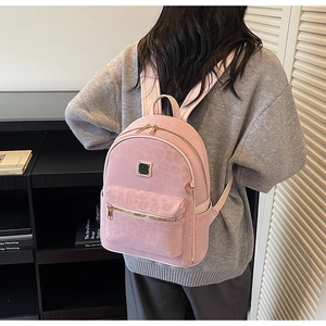 Détails du sac à dos rose à motif léopard avec fermetures dorées et bretelles réglables