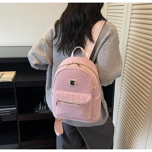 Détail du sac à dos rose à motif léopard avec fermetures dorées en cuir PU de qualité
