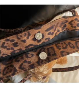 Dettaglio della borsa shopper leopardata con chiusura a fibbia magnetica in metallo