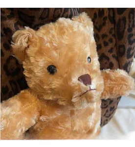 Dettaglio di un orsetto di peluche marrone chiaro su una borsa a tracolla leopardata