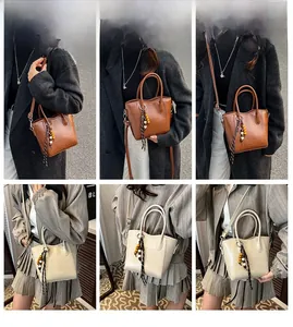 Détail du sac seau à bandoulière avec doubles poignées et glands en perles de bois