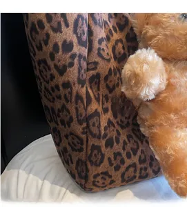 Vista macro dettagliata della trama in morbido tessuto leopardato della borsa tote