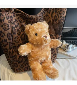 Dettaglio della borsa tote leopardata con un simpatico ciondolo a forma di orsetto 3D