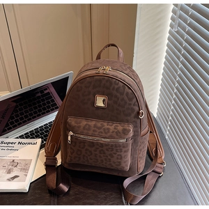 Détail du sac à dos vintage imprimé léopard avec ferrures dorées et sangle brune