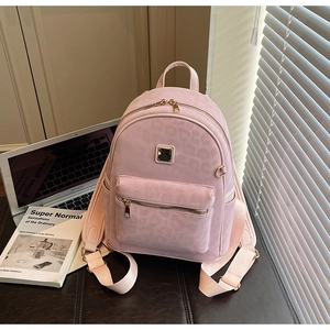 Détails du sac à dos imprimé léopard rose avec fermetures dorées et fini mat chic