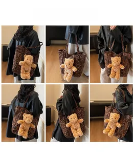 Collage di modella con borsa tote leopardata e ciondolo orsetto di peluche marrone