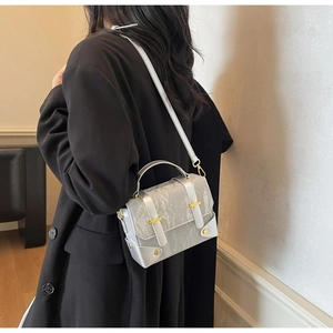 Petit sac bandoulière gris argenté avec texture marbrée et détail de boucle en métal doré