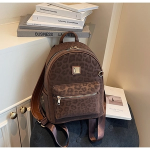 Détail du sac à dos vintage imprimé léopard avec texture daim et accents dorés élégants