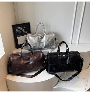 Trois grands sacs de voyage en argent, marron et noir avec texture cuir synthétique plissé