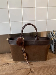 Borsa tote vintage in pelle scamosciata marrone con pompon in pelliccia e ciondolo