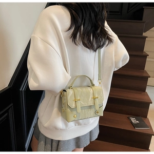 Sac bandoulière vert clair chic avec texture plissée marbrée et fermoir métallique