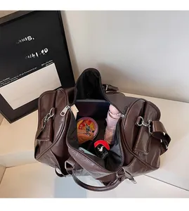 Vue détaillée du sac de voyage en similicuir marron montrant le grand compartiment interne