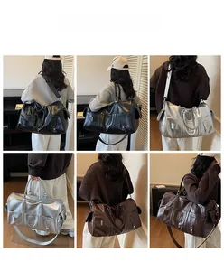 Vues détaillées d'un grand sac de voyage en cuir en noir, argenté et marron foncé
