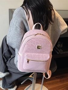 Sac à dos léopard rose pour femme avec texture en velours et zips dorés élégants