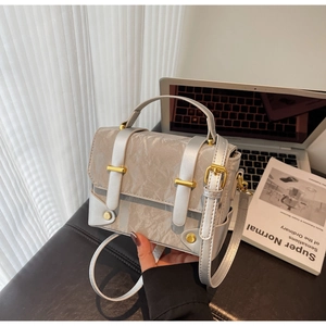 Détails du petit sac carré argenté avec texture froissée et boucles dorées