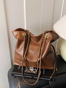 Retro brown high-capacity bucket tote bag with gold chain strap for stylish commuting