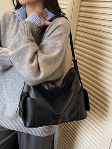 Minimalist black PU leather shoulder bag with side flap pockets for daily commute