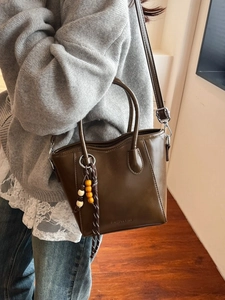 Sac seau bandoulière marron minimaliste avec perles en bois et poignée supérieure