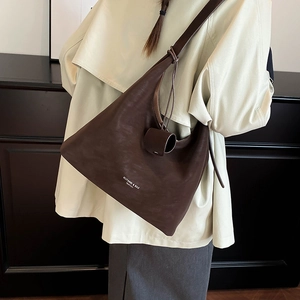 Detail of the MUFANNI brown leather shoulder bag with white fashion letter printing
