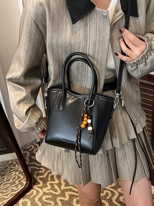 Sac seau noir minimaliste avec breloque en perles de bois et bandoulière réglable