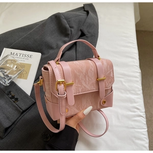 Détail du sac bandoulière rose en PU avec rabat plissé et boucle métallique dorée
