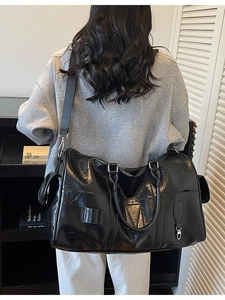 Sac de voyage noir brillant à texture plissée pour le sport et les courts séjours