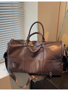 Grand sac de voyage en cuir marron foncé avec bandoulière et texture plissée vintage