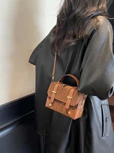Petit sac à main carré marron texturé avec bandoulière et finition plissée