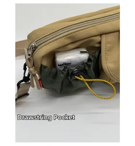 Detail der khakifarbenen Umhängetasche aus Nylon mit grüner Kordelzugtasche und Metall-Zipper