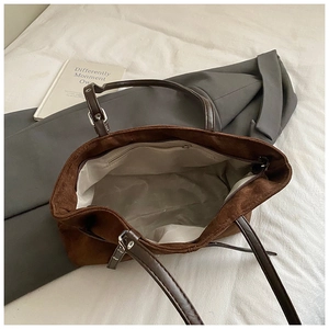 Détail du grand sac cabas en daim marron avec intérieur spacieux et poche zippée pratique