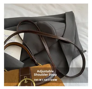 Dettaglio borsa a tracolla in pelle scamosciata marrone con fibbia in ottone e cinturino