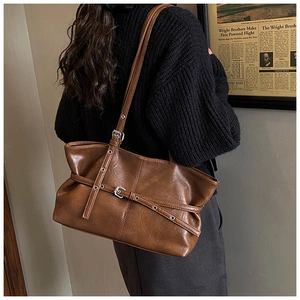 Détail du sac cabas vintage marron avec des sangles à boucles argentées réglables