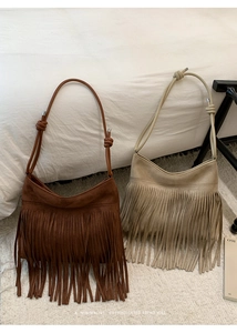 Détail des sacs à bandoulière en daim à grande capacité avec de longues franges