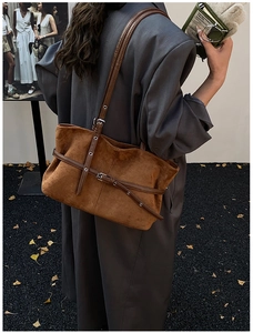 Détail du sac cabas en daim marron rétro avec bandoulière réglable et design plissé chic