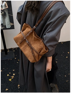 Sac fourre-tout en daim marron avec sangles à boucles et plis dans un style urbain chic
