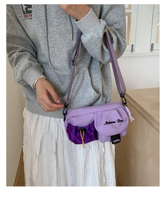 Detail der lila Nylon-Umhängetasche mit Mesh-Kordelzugtasche und Klappe mit Schnalle