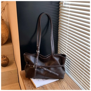 Détail du sac cabas rétro en cuir PU marron foncé avec œillets métalliques décoratifs