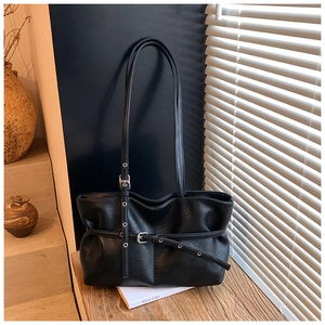 Détail du sac cabas en similicuir plissé noir avec boucle et jeux d'ombre et lumière