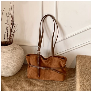 Vue détaillée du sac cabas en daim caramel avec lanière à boucle et longues anses d'épaule