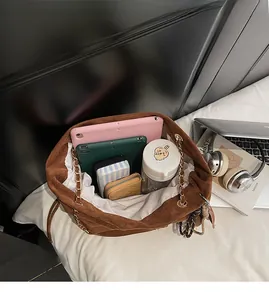 Vue de dessus de l'intérieur d'un sac seau en daim marron montrant le grand espace