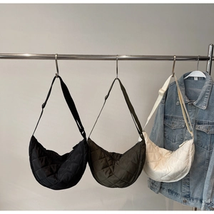 Tre borse a mezzaluna in nylon trapuntato nero verde e beige con spalline regolabili
