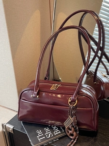 Sac oreiller rouge foncé en cuir verni brillant avec double zip et charme chic