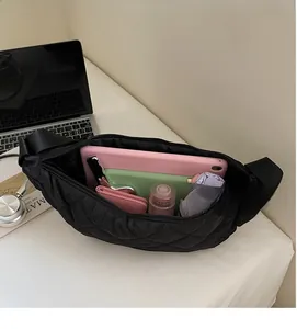 Borsa a mezzaluna trapuntata in nylon con interno capiente per tablet e ombrello