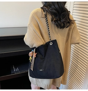 Sac bandoulière en daim noir avec chaîne, peluche chat et pendentif à pompon long