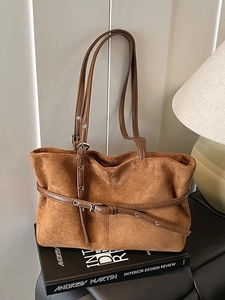 Sac fourre-tout rétro en daim caramel avec plis et bandoulière à œillets métalliques