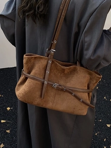 Sac fourre-tout vintage en daim marron avec lanières en cuir pour les déplacements d'automne